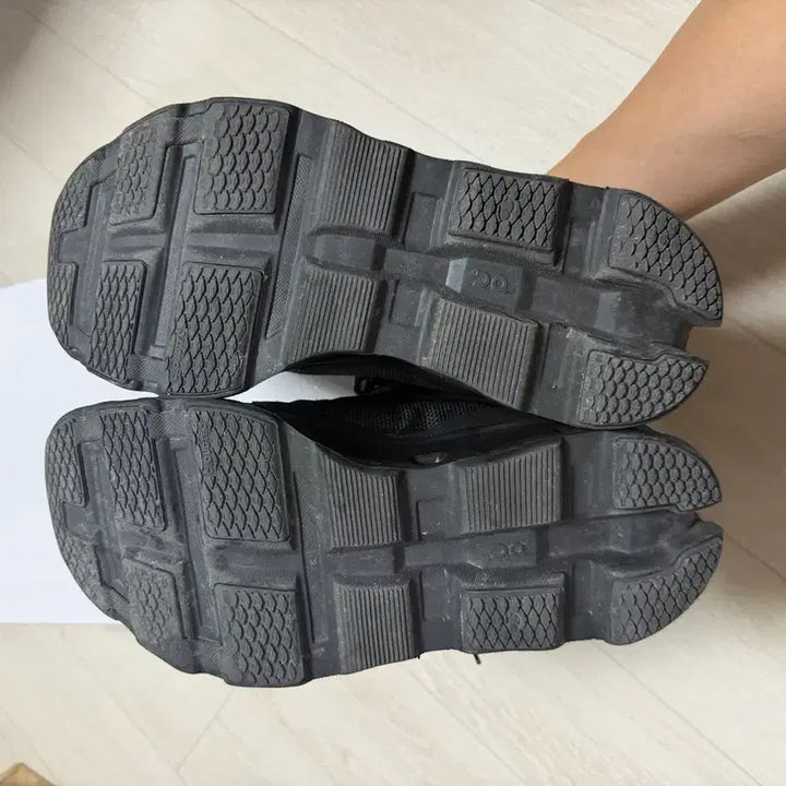 [BUNJANG] On Running x Pap Cloudmonster 2 Black Magnet Sneakers (260) / 온러닝 X 파프 클라우드 몬스터2 블랙마그넷 (260)