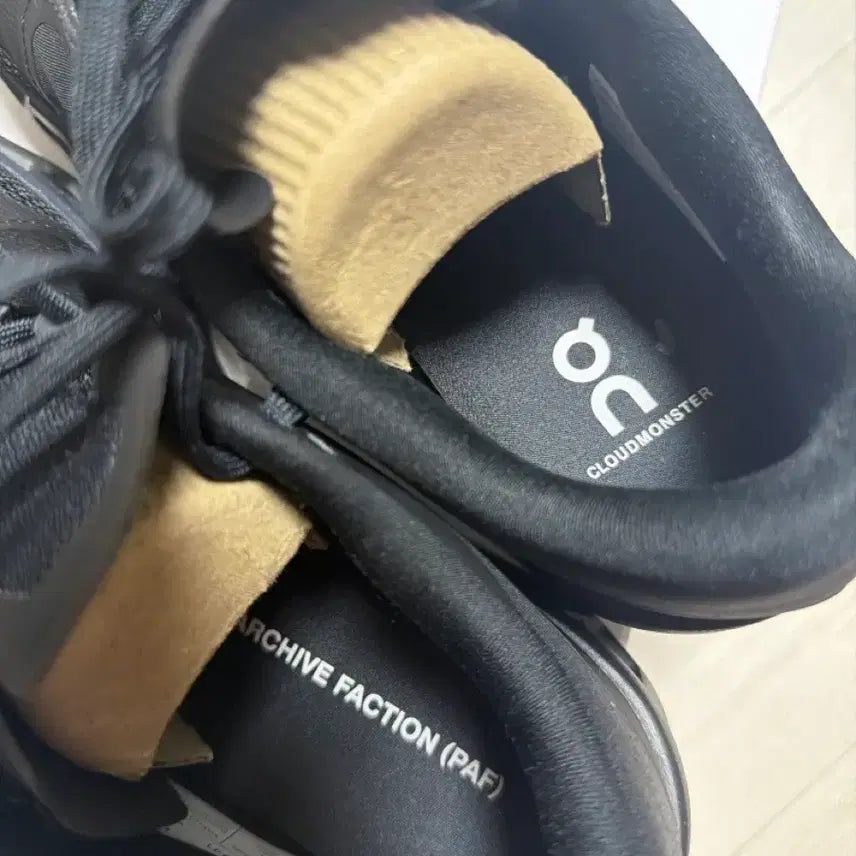 [BUNJANG] On Running x Pap Cloudmonster 2 Black Magnet Sneakers (260) / 온러닝 X 파프 클라우드 몬스터2 블랙마그넷 (260)