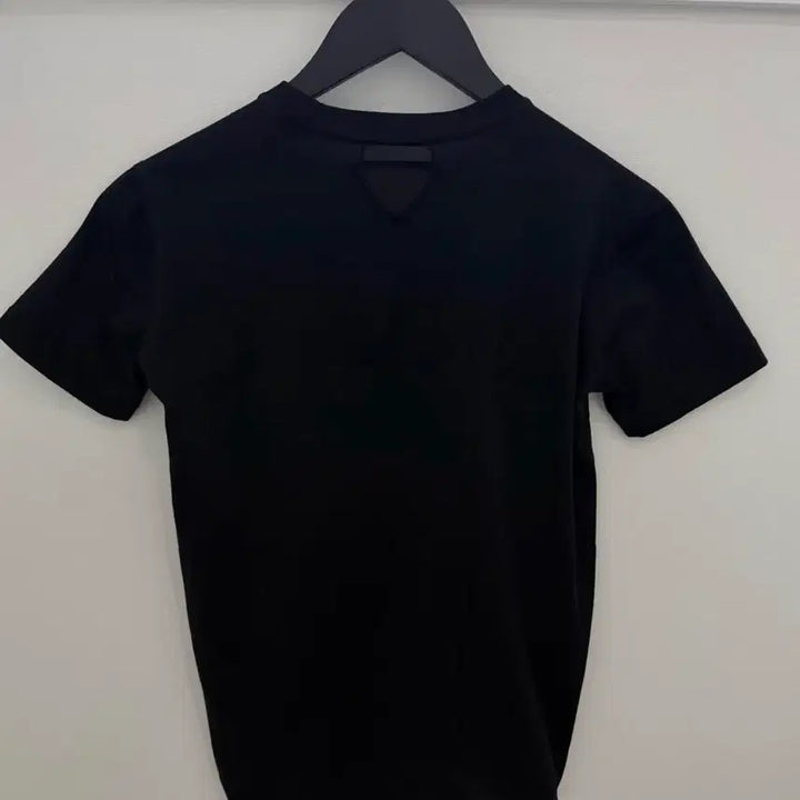 [SOLD OUT] 프라다 삼각패치 반팔티셔츠