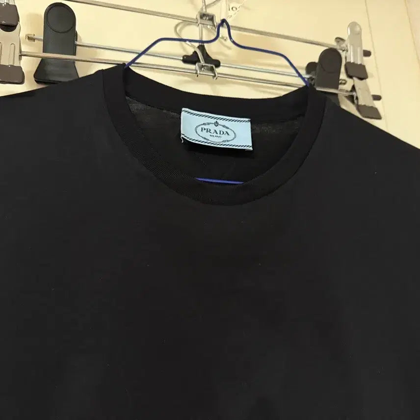 [SOLD OUT] 프라다 삼각패치 반팔티셔츠