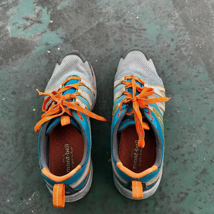 [BUNJANG] Montbell Hiking Boots with Bonus Hiking Poles and Running Backpack / (1+2) 몽벨 등산화 ( 보너스 등산스틱 와 러닝 등산 가방 )