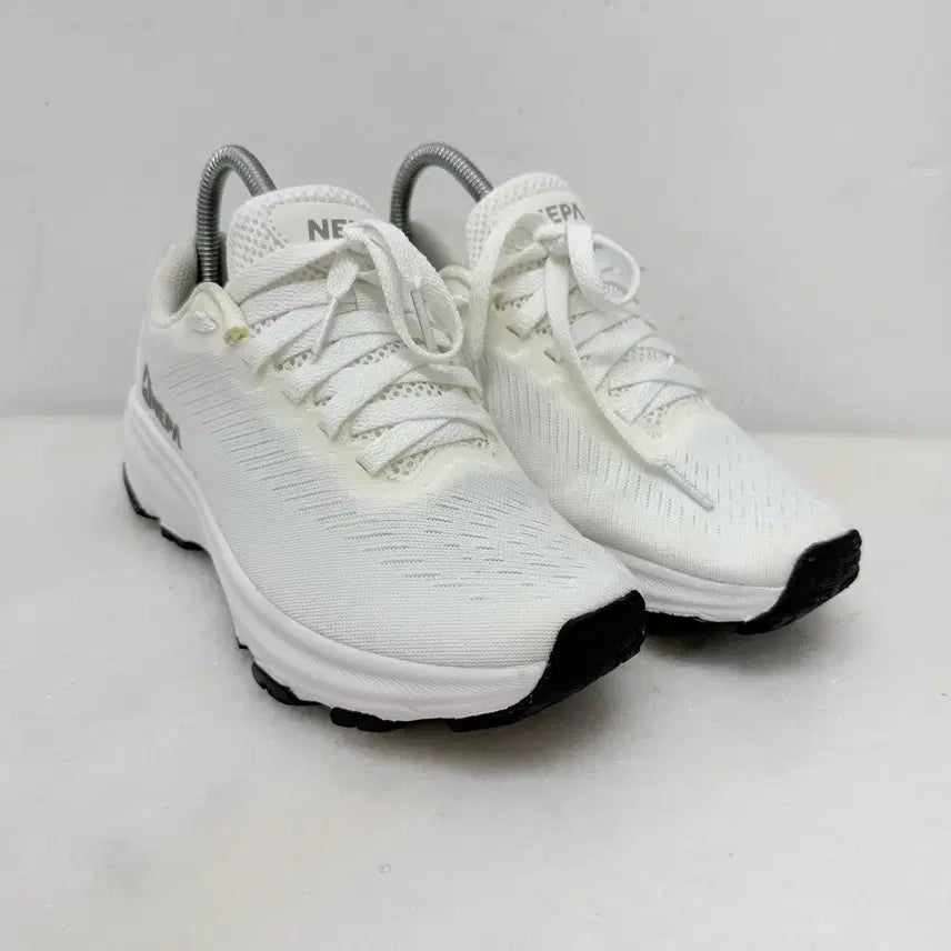 [BUNJANG] Nepa White Hiking Shoes / (240)네파 운동화 하이킹화 화이트