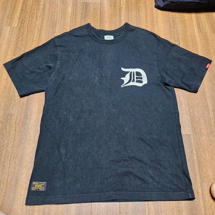 [BUNJANG] WTAPS 블랙 반팔 티셔츠 D로고 / WTAPS 블랙 반팔 티셔츠 D로고