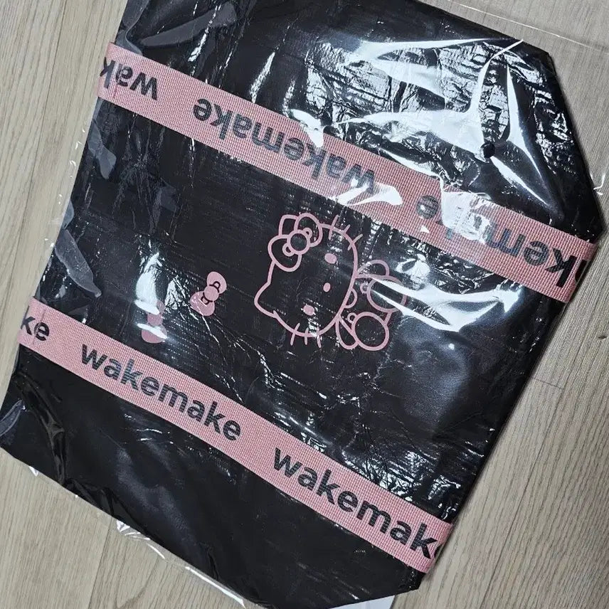 [SOLD OUT] 웨이크메이크 헬로키티 타포린백 미개봉