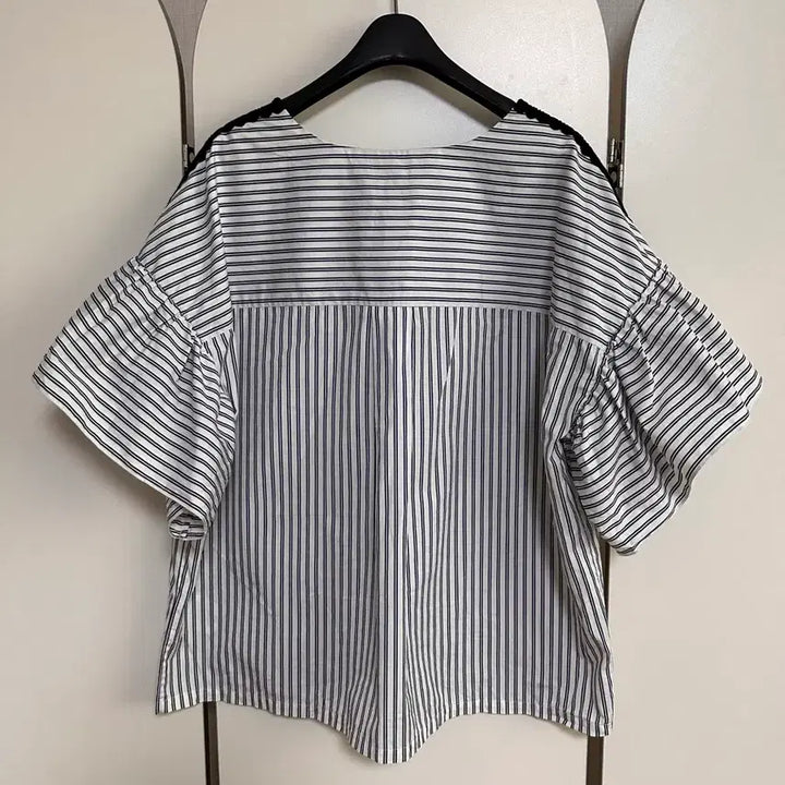 [SOLD OUT] 산드로 스트라이프 퍼프 소매 블라우스 55-66