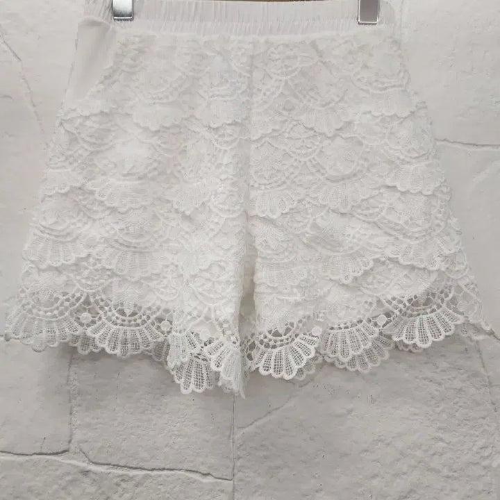 [BUNJANG] Lace Banded Shorts / 펀칭 레이스 밴딩 반바지(새상품)