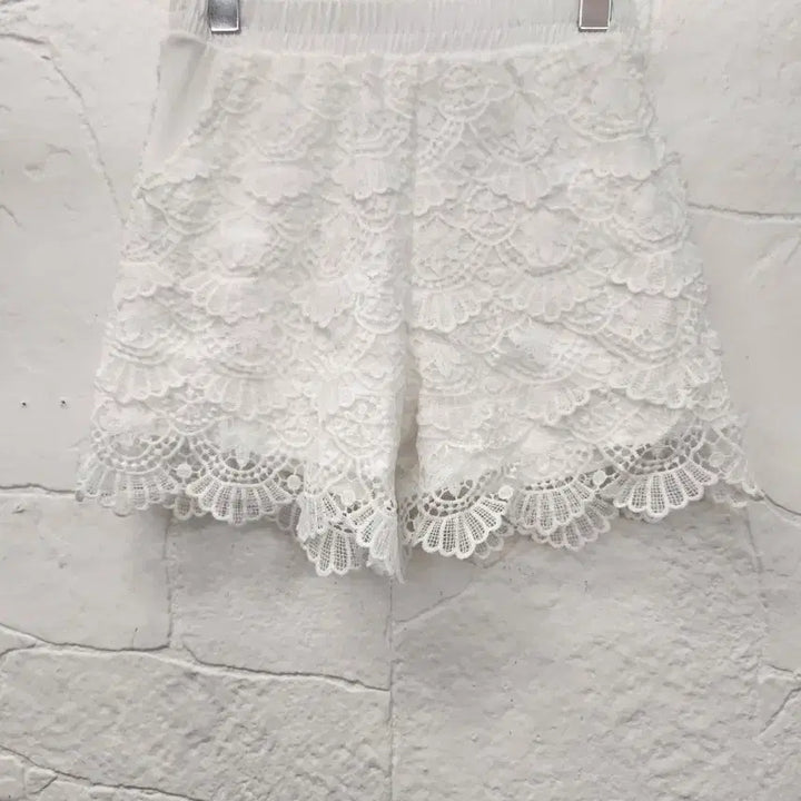 [BUNJANG] Lace Banded Shorts / 펀칭 레이스 밴딩 반바지(새상품)