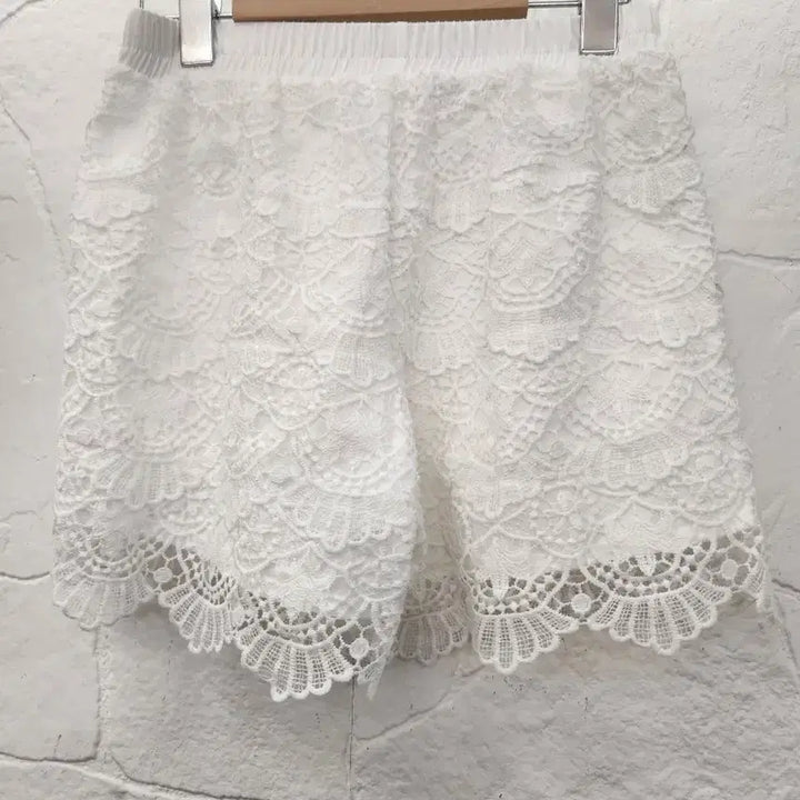 [BUNJANG] Lace Banded Shorts / 펀칭 레이스 밴딩 반바지(새상품)
