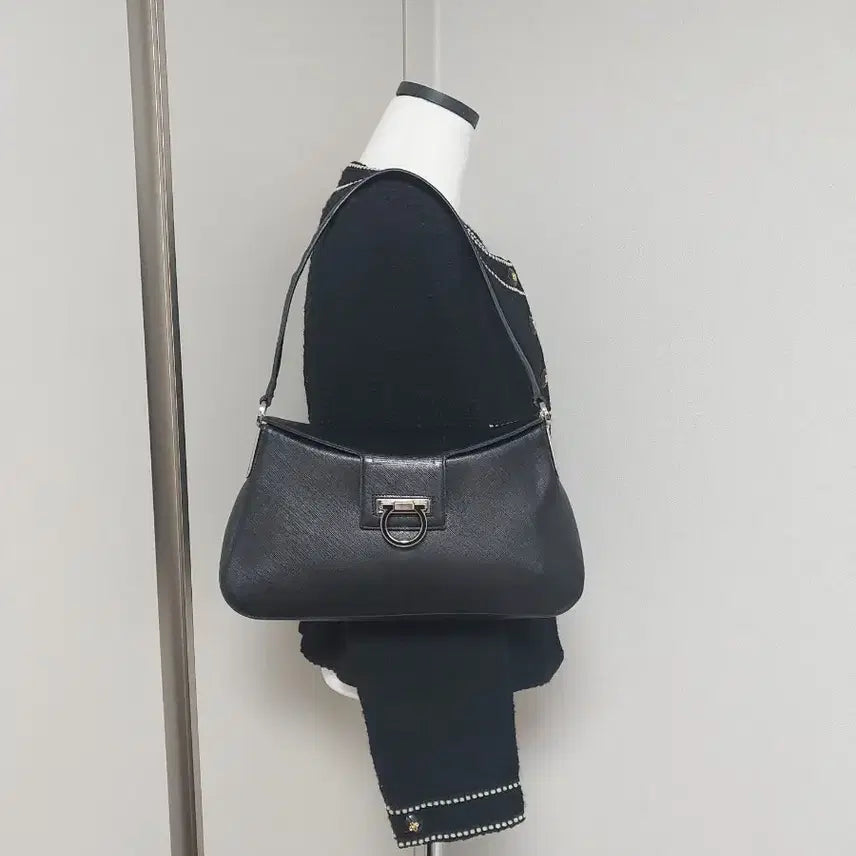 [BUNJANG] Ferragamo Gancini Saffiano Leather Shoulder Bag / [정품] 페라가모 사피아노 간치니 레더 숄더백