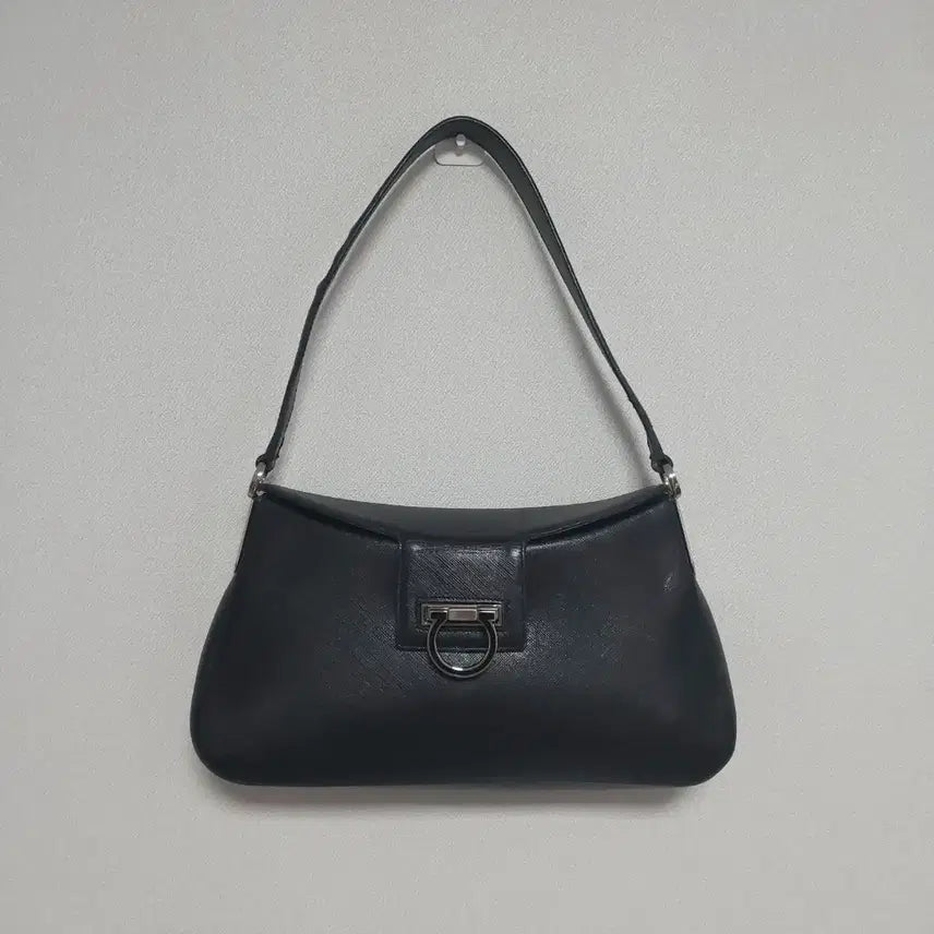 [BUNJANG] Ferragamo Gancini Saffiano Leather Shoulder Bag / [정품] 페라가모 사피아노 간치니 레더 숄더백