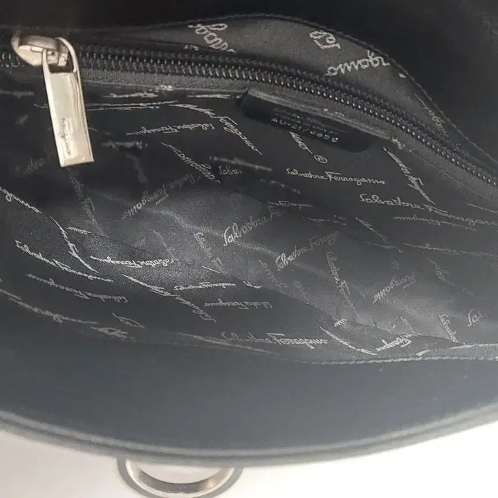 [BUNJANG] Ferragamo Gancini Saffiano Leather Shoulder Bag / [정품] 페라가모 사피아노 간치니 레더 숄더백
