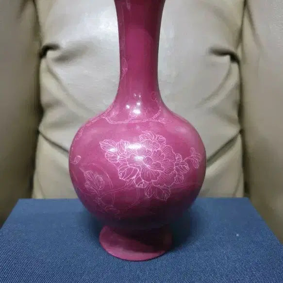 [BUNJANG] Qing Dynasty Qianlong Period Celadon Vase with Carved Peony Motif / 청.건륭제기물/연홍.음각모란문.병