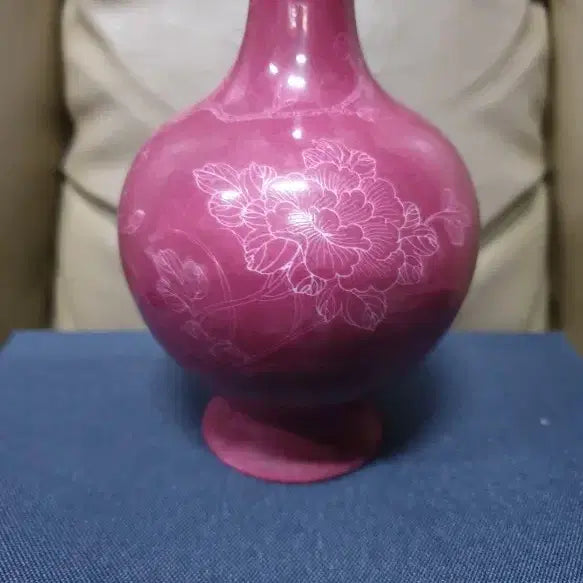 [BUNJANG] Qing Dynasty Qianlong Period Celadon Vase with Carved Peony Motif / 청.건륭제기물/연홍.음각모란문.병