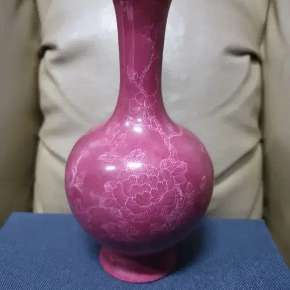 [BUNJANG] Qing Dynasty Qianlong Period Celadon Vase with Carved Peony Motif / 청.건륭제기물/연홍.음각모란문.병