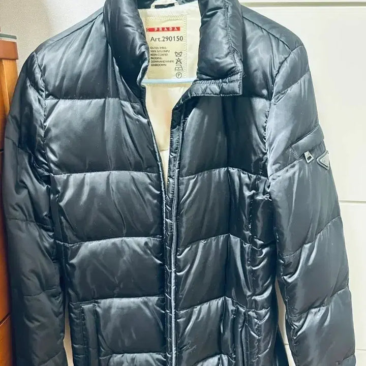 [SOLD OUT] (정품) 프라다 삼각 로고 패딩 40사이즈 (명품 여성 자켓 점퍼)