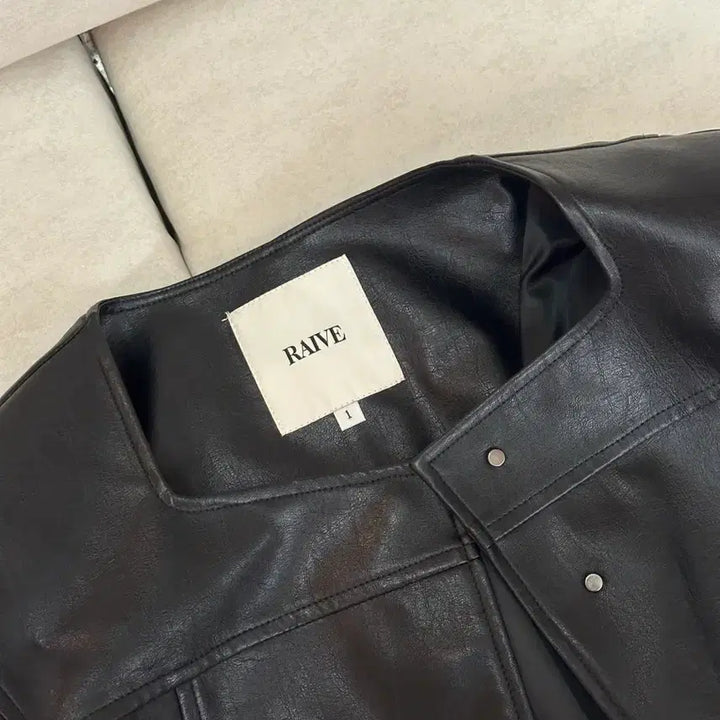 [BUNJANG] RAIVE Black Leather Crop Jacket / 레이브 RAIVE 블랙 레더 크롭 자켓