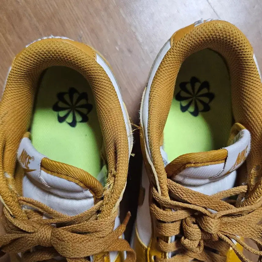[BUNJANG] Nike Dunk Low Gold/White Sneakers 235 / 나이키 덩크 로우 골드/화이트 운동화 235