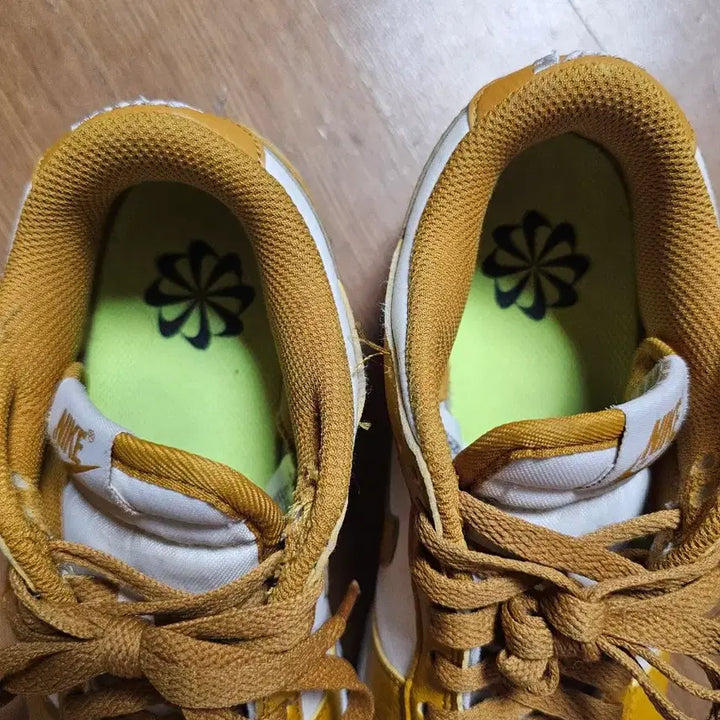 [BUNJANG] Nike Dunk Low Gold/White Sneakers 235 / 나이키 덩크 로우 골드/화이트 운동화 235