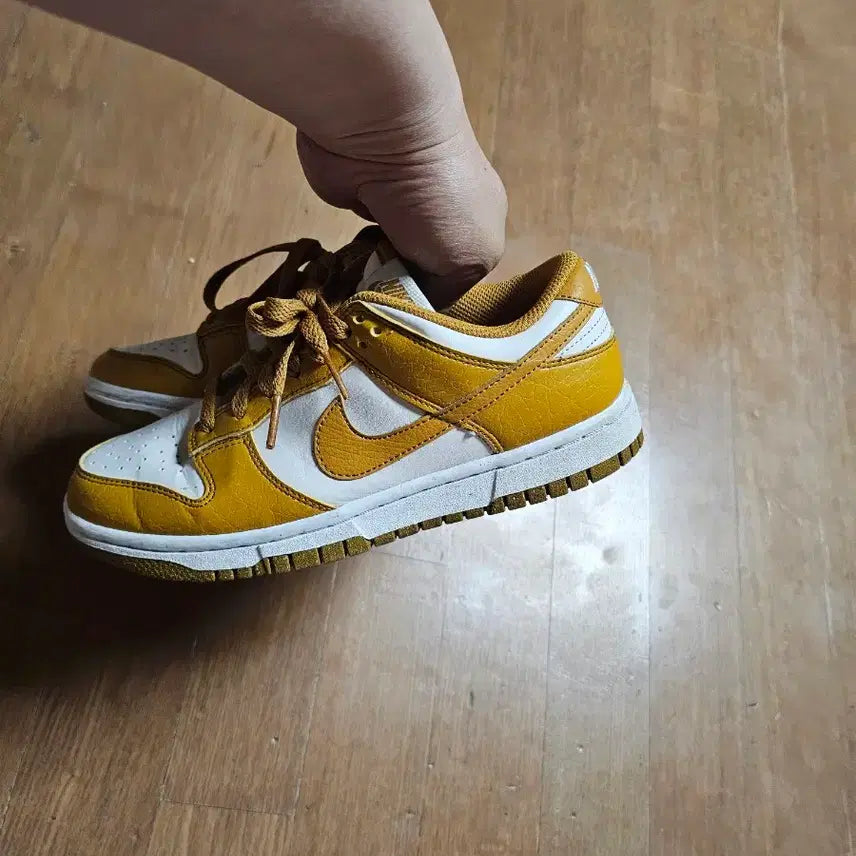 [BUNJANG] Nike Dunk Low Gold/White Sneakers 235 / 나이키 덩크 로우 골드/화이트 운동화 235