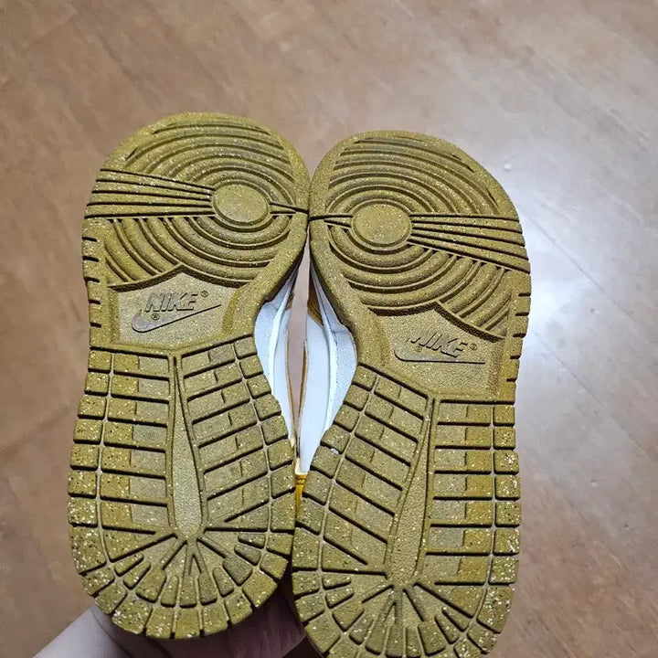 [BUNJANG] Nike Dunk Low Gold/White Sneakers 235 / 나이키 덩크 로우 골드/화이트 운동화 235