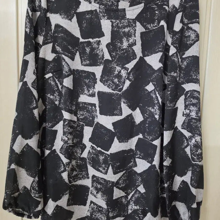 [BUNJANG] AJ Armani Black Pattern Blouse / AJ 아르마니 블랙 패턴 블라우스