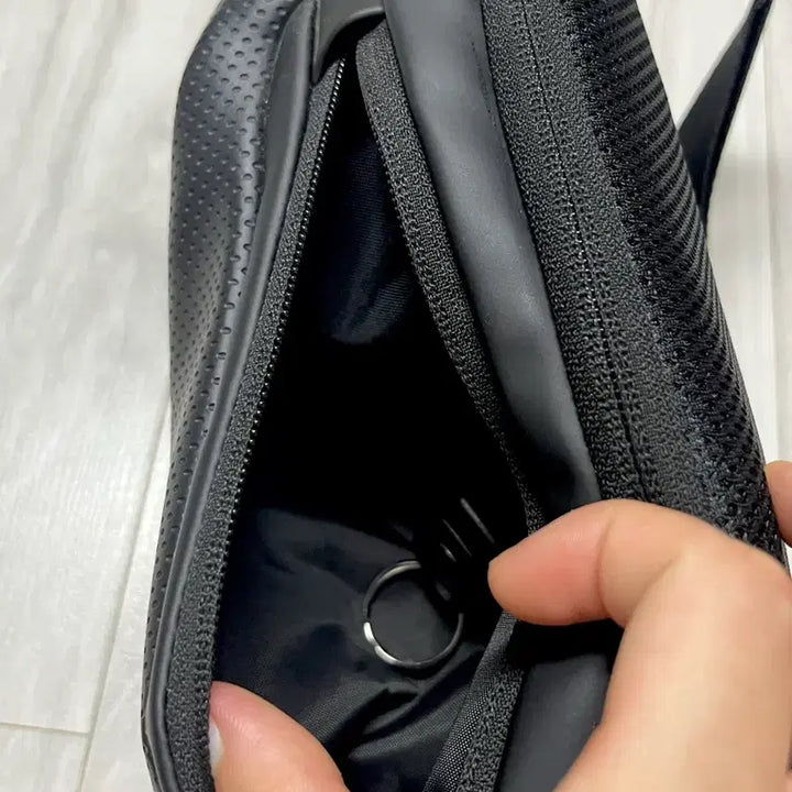 [BUNJANG] NOVAC Signature Black Sling Bag / NOVAC 시그니처 블랙 슬링백