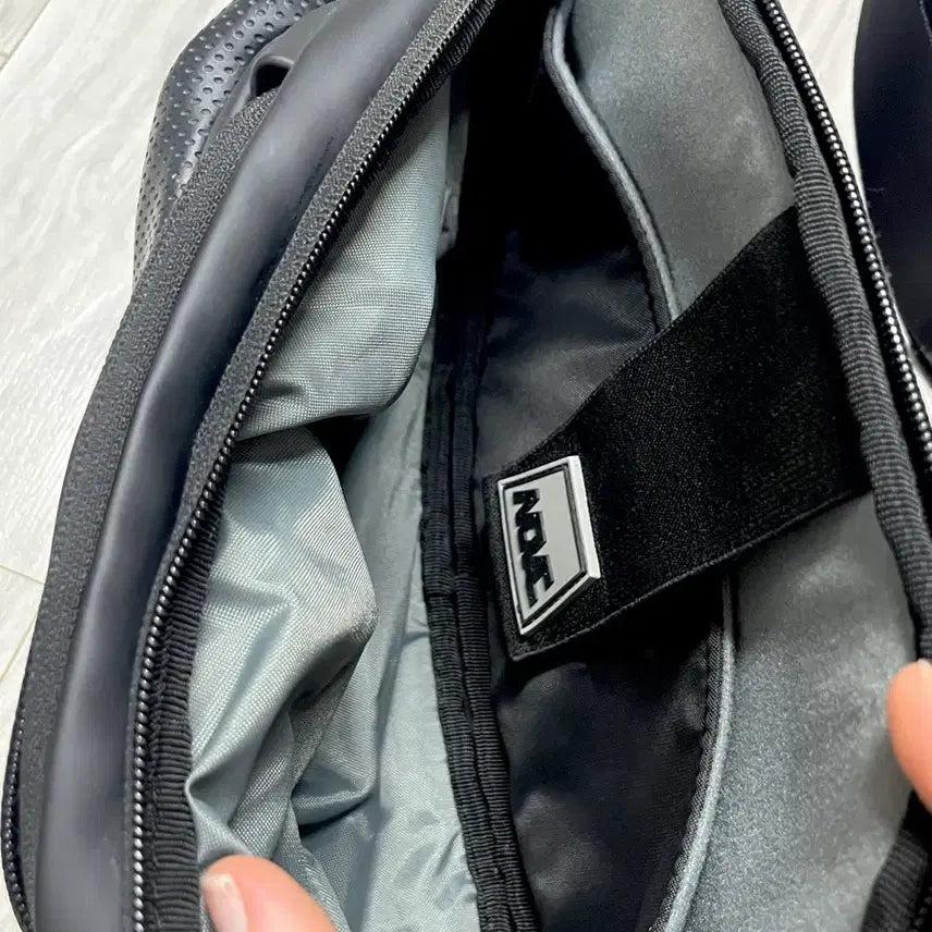 [BUNJANG] NOVAC Signature Black Sling Bag / NOVAC 시그니처 블랙 슬링백