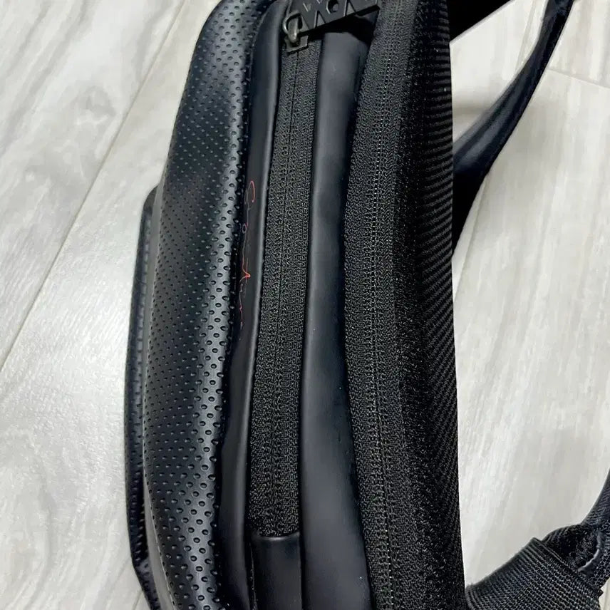 [BUNJANG] NOVAC Signature Black Sling Bag / NOVAC 시그니처 블랙 슬링백