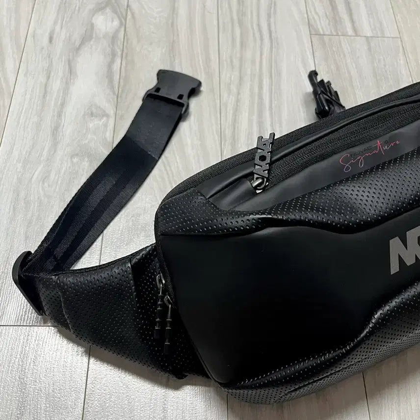 [BUNJANG] NOVAC Signature Black Sling Bag / NOVAC 시그니처 블랙 슬링백