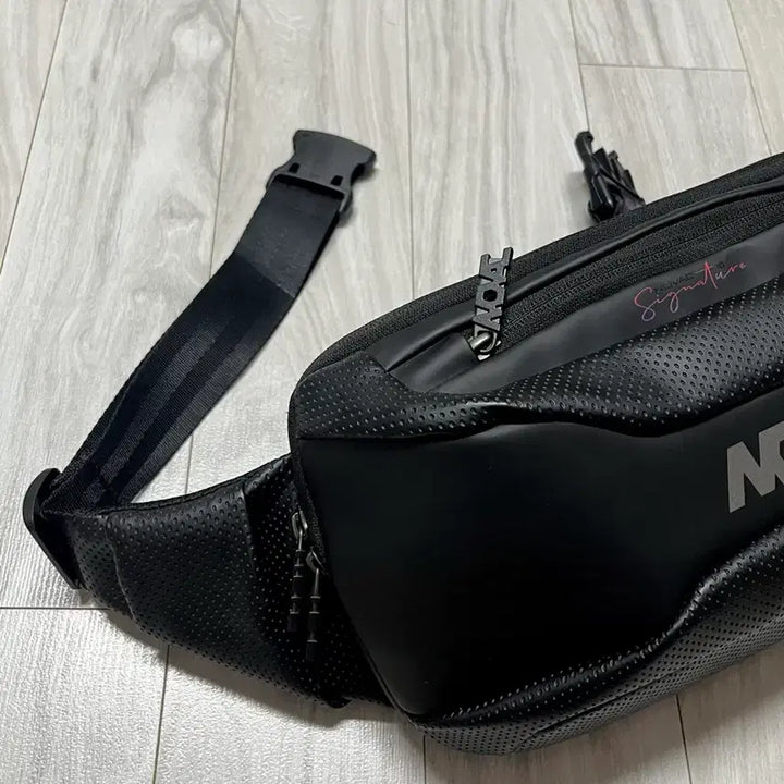 [BUNJANG] NOVAC Signature Black Sling Bag / NOVAC 시그니처 블랙 슬링백