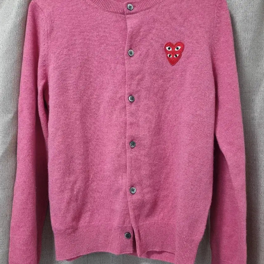 [BUNJANG] Comme des Garçons Heart Logo Pink Cardigan (L) / 꼼데가르송 하트 로고 핑크 가디건