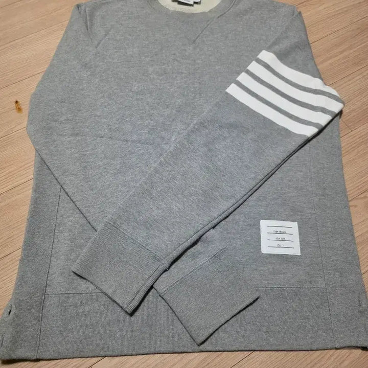 [BUNJANG] Thom Browne Grey Sweatshirt Four Bar Armband / 톰브라운 회색 맨투맨 4선 완장
