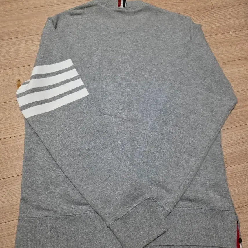 [BUNJANG] Thom Browne Grey Sweatshirt Four Bar Armband / 톰브라운 회색 맨투맨 4선 완장
