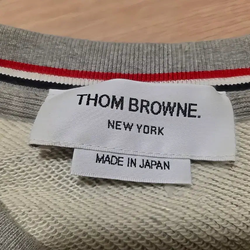 [BUNJANG] Thom Browne Grey Sweatshirt Four Bar Armband / 톰브라운 회색 맨투맨 4선 완장