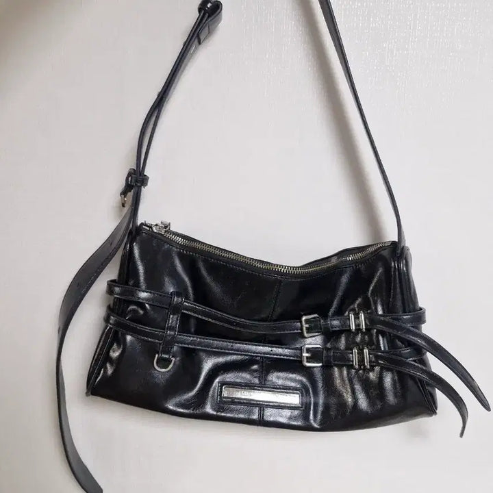 [BUNJANG] Matine Kim Belted Strap Shoulder Bag / 마뗑킴 벨티드 스트랩 숄더백