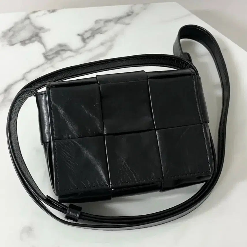 [BUNJANG] Bottega Veneta Cassette Mini Black Leather Crossbody Bag / 보테가베네타 카세트백 미니 블랙 레더 크로스백
