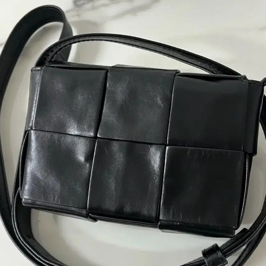 [BUNJANG] Bottega Veneta Cassette Mini Black Leather Crossbody Bag / 보테가베네타 카세트백 미니 블랙 레더 크로스백
