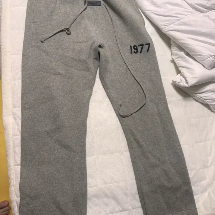 [BUNJANG] Fear of God Essentials 1977 Relaxed Sweatpants / 피어오브갓 에센셜 1977 릴렉스드 스웻팬츠