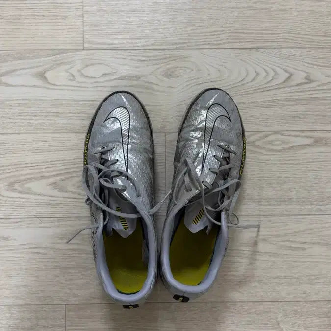 [BUNJANG] Nike Phantom Scorpion Futsal Shoes - Silver, Size 43 / 나이키 팬텀 스콜피온 풋살화 43사이즈