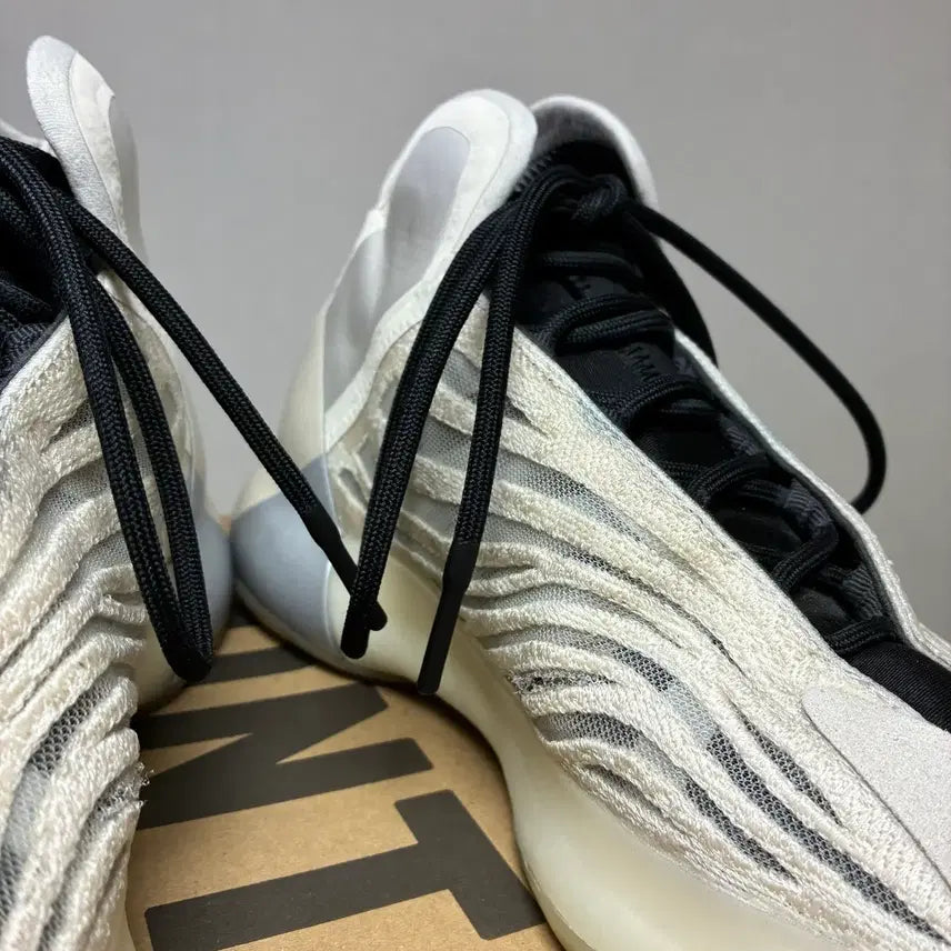[BUNJANG] Adidas YZY QNTM Mist Slate Sneakers / [260]아디다스 YZY QNTM 퀀텀 미스트슬레이트
