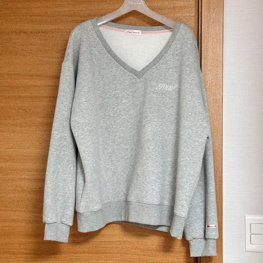 [BUNJANG] Inner Museum Lettering Deep V-Neck Sweatshirt Melange Gray / 이너뮤지엄 레터링 딥 브이넥 스웻셔츠 멜란지그레이 양기모