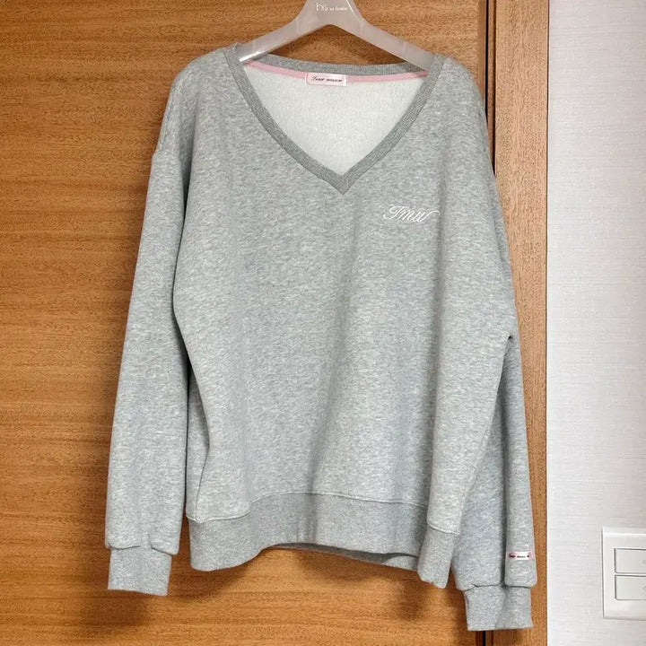 [BUNJANG] Inner Museum Lettering Deep V-Neck Sweatshirt Melange Gray / 이너뮤지엄 레터링 딥 브이넥 스웻셔츠 멜란지그레이 양기모