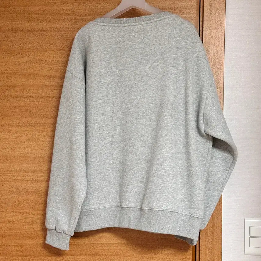 [BUNJANG] Inner Museum Lettering Deep V-Neck Sweatshirt Melange Gray / 이너뮤지엄 레터링 딥 브이넥 스웻셔츠 멜란지그레이 양기모