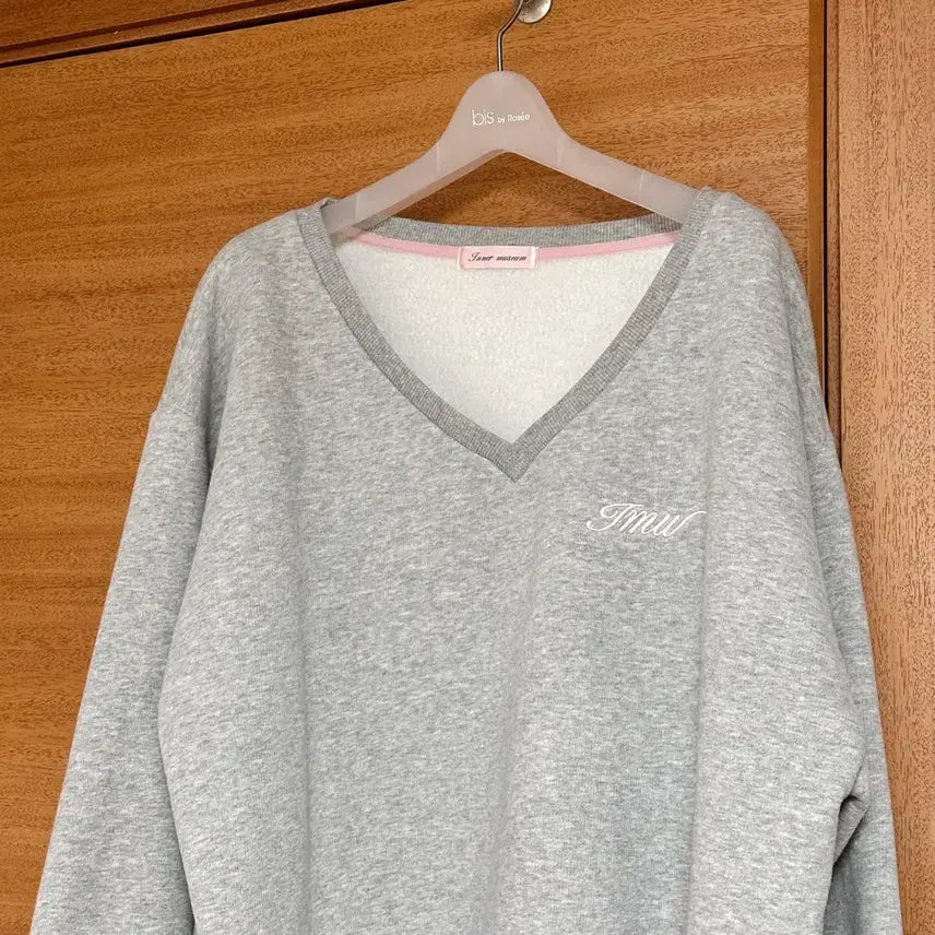 [BUNJANG] Inner Museum Lettering Deep V-Neck Sweatshirt Melange Gray / 이너뮤지엄 레터링 딥 브이넥 스웻셔츠 멜란지그레이 양기모