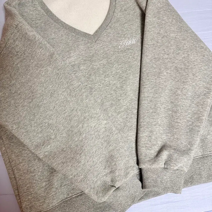[BUNJANG] Inner Museum Lettering Deep V-Neck Sweatshirt Melange Gray / 이너뮤지엄 레터링 딥 브이넥 스웻셔츠 멜란지그레이 양기모