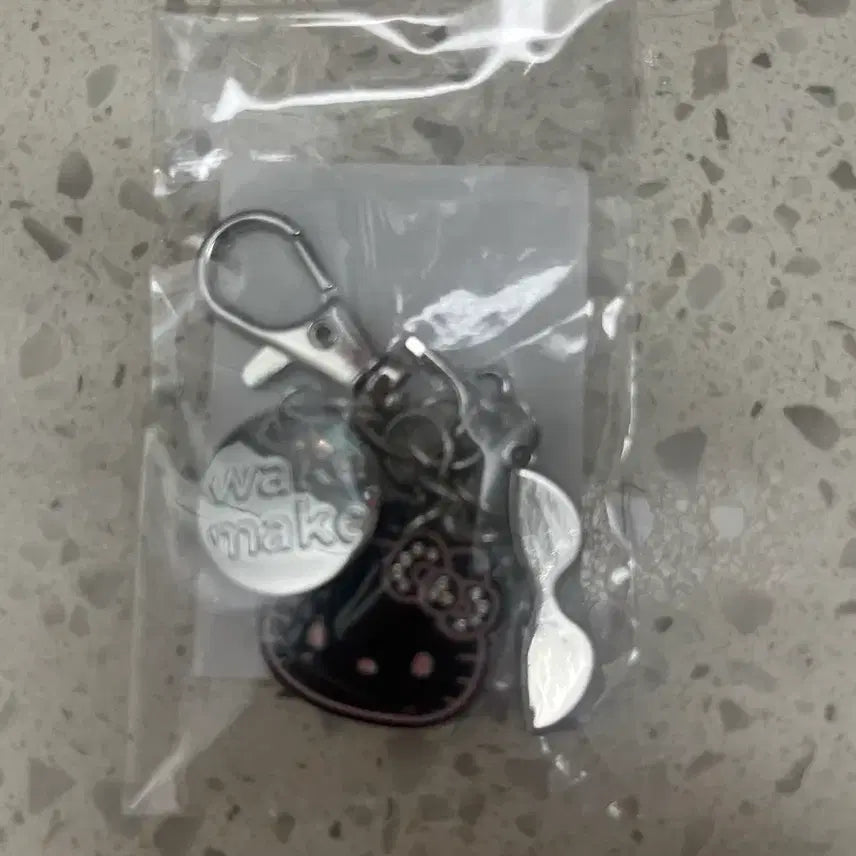 [BUNJANG] WAKEMAKE Hello Kitty Black Keyring / 웨이크메이크 헬로키티 블랙 키링