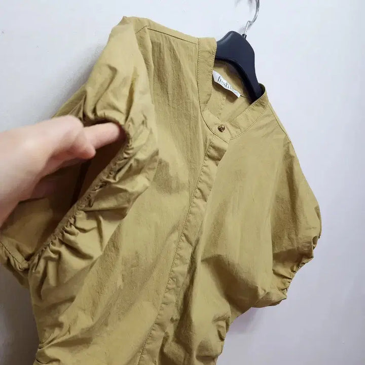 [BUNJANG] Fresh Label Nuts Shirring Blouse / 24년 프레쉬라벨 넛츠 셔링 블라우스
