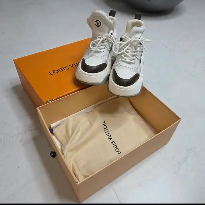 [SOLD OUT] 정품 상태좋음 루이비통 화이트 롤링 스니커즈 풀박스