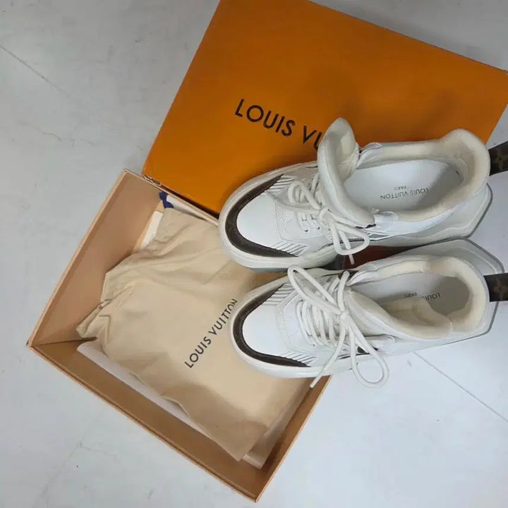[SOLD OUT] 정품 상태좋음 루이비통 화이트 롤링 스니커즈 풀박스