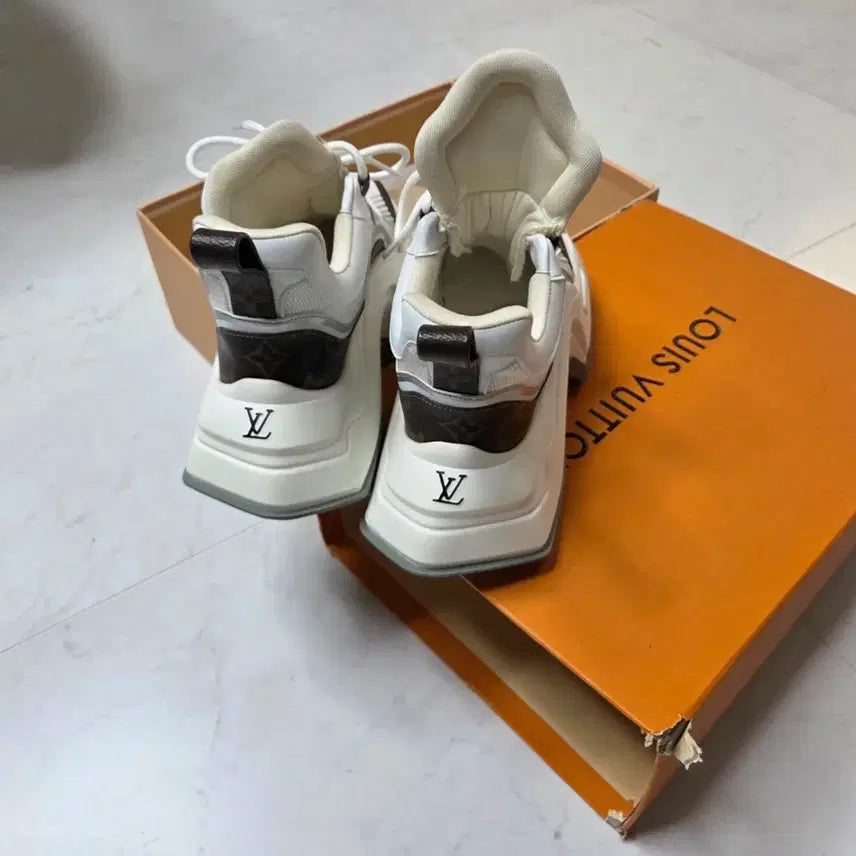[SOLD OUT] 정품 상태좋음 루이비통 화이트 롤링 스니커즈 풀박스